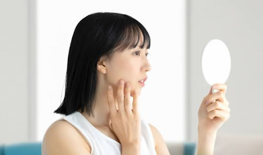 肌を気にする女性